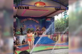 Sốc với màn múa bikini phản cảm ở CV nước Đầm Sen 