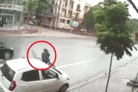 Ô tô mở cửa bất cẩn, xe máy ngã văng ra đường