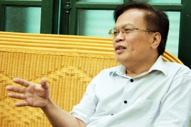 'Ai không làm thì đứng sang một bên'