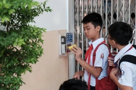 Học sinh thích thú quẹt thẻ điểm danh