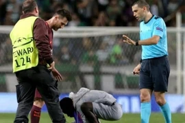 Cổ động viên lao xuống sân, hôn chân Messi
