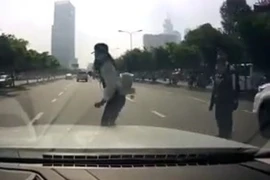 Sinh viên qua đường ẩu, suýt gây tai nạn​