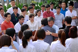 Clip: Nghẹn ngào giây phút chia tay GS Nguyễn Anh Trí