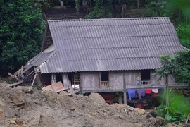 Trăm người tìm 18 nạn nhân bị đất đá vùi lấp