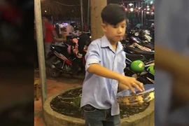 Cậu bé biểu diễn trống lắc tay điêu luyện