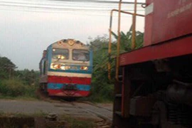 Clip: 2 tàu hỏa suýt tông nhau ở ga Dầu Giây