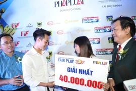 Văn Toàn tặng tiền thưởng Fair Play cho Thùy Trang