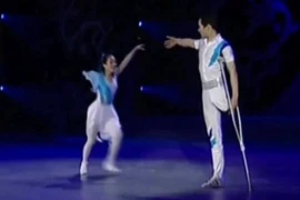 Xúc động với màn khiêu vũ của cặp đôi khuyết tật 