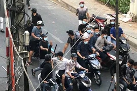 Clip: Nhóm giang hồ hỗn chiến gây náo loạn ở bờ kè TP.HCM