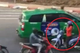 Dừng xe giữa đường ngược chiều để... nghe điện thoại