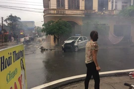 2 ô tô tông nhau làm sập nhà dân