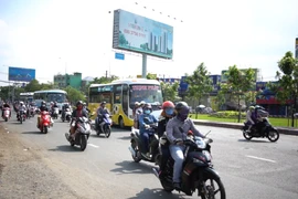 Dòng người, xe ùn ùn kéo về TP.HCM từ cửa ngõ Tây Nam