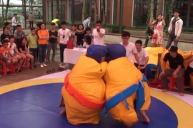 Sumo nhí tranh tài đấu vật quyết liệt 