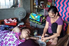 Chuyện lạ có thật: Cô gái xếp hạc, xỏ kim bằng... lưỡi
