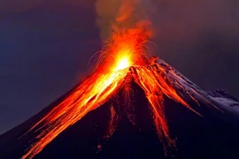 Clip: Núi lửa ở Hawaii phun trào, sơ tán khẩn 1.700 cư dân