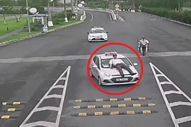 Lái xe taxi tông thẳng nhân viên bảo vệ sân bay Nội Bài