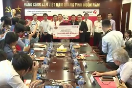 Clip: Vietlott trao thưởng hơn 300 tỉ cho người trúng giải