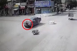 Cô gái vượt đèn đỏ 'đối đầu' xe bán tải giữa vòng xoay