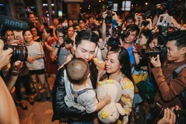 Quốc Cơ và Quốc Nghiệp ôm con òa khóc khi về nước