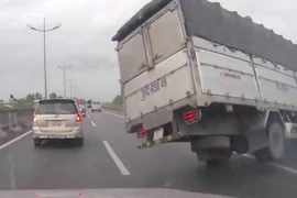Xe tải nổ vỏ, lật ngang trên cao tốc TP.HCM-Trung Lương 