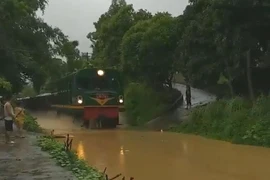 Tàu hỏa 'mò chạy' trên đường ray ngập nước