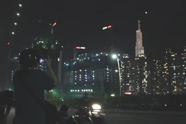 Giới trẻ đột nhiên thích tụ tập giữa cầu để “sống ảo“