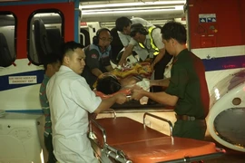 Máy bay trực thăng đưa ngư dân bị nạn từ Trường Sa về đất liền