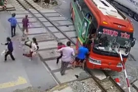 Thanh chắn đâm xuyên xe khách, hành khách hoản loạn bỏ chạy