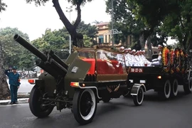 Linh cữu Chủ tịch nước Trần Đại Quang đưa qua nhiều tuyến phố