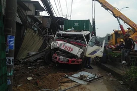 Hiện trường xe container tông 6 nhà dân ở Bình Chánh