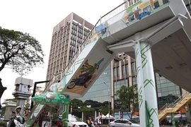 Cầu bộ hành ở TP.HCM được thay “áo mới” 