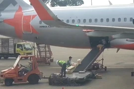 Clip: Nhân viên sân bay ném hành lý của khách