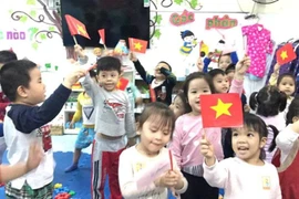 Các bé mầm non cổ vũ đội tuyển Việt Nam