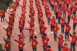 Hơn 1.000 học sinh hát vang 'Việt Nam ơi' cổ vũ ĐT Việt Nam