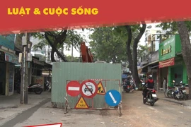 Dân khổ vì lô cốt bao vây cả năm trước nhà