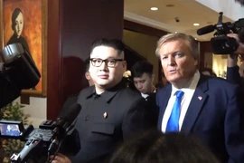 'Bản sao' ông Trump và ông Kim xuất hiện ở Hà Nội