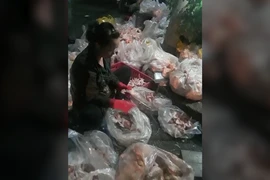 Cận cảnh bán gà để dưới đất, gần vũng nước dơ