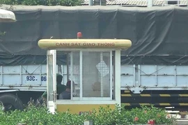 Video: Xe tải tung hoành vào giờ cấm trước chốt CSGT