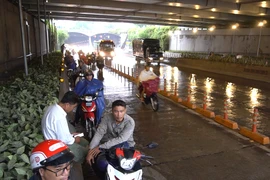 Tái diễn tình trạng người dân trú mưa trước hầm Thủ Thiêm