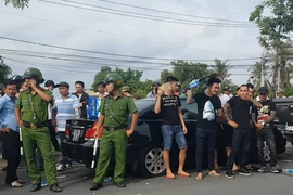 Clip: Công an giải cứu những người bị giang hồ vây trong ô tô