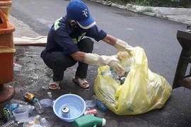 Tuồn rác thải nhựa trong BV ra ngoài để... làm hộp đựng bánh