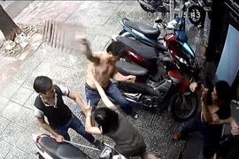 Video: Bị hàng xóm đánh nhập viện vì vũng nước trước nhà