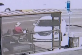 Khoảnh khắc cụ già đi xe lăn thoát chết gang tấc