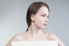 Nữ nghệ sĩ gây sốt vì vẽ tranh bằng ngực trần