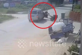 Tài xế xe máy cày thoát chết trong gang tấc