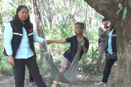 Cậu bé bị cha xích vào cây để không bỏ đi chơi