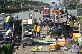 Video: Công an dẹp các quán nước ở trạm xe buýt gần Suối Tiên