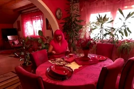 Video: Người phụ nữ 40 năm chìm đắm trong màu đỏ