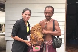 Nhặt được vật lạ trên biển, người đàn ông mang bán được 7,4 tỉ
