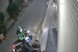 Video: Mặc áo Grab chở đồng bọn gí dao cướp xe máy